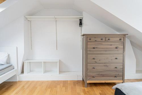 Spacious 2 Bedroom Apartment in Hackney — 4-Star Luxury Hotel in London, United Kingdom