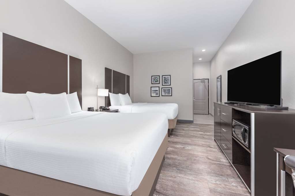 La Quinta Inn & Suites by Wyndham Tyler University Area - photo 17