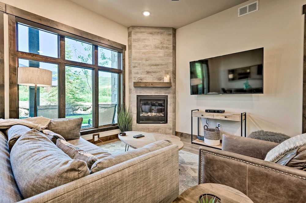 Luxe Canyons Ski Resort Condo Walk to Ski Lift - photo 2
