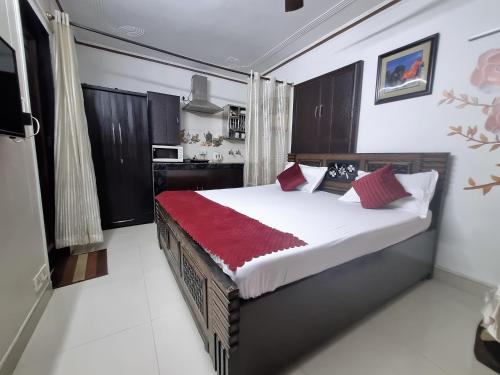 Peaceful Studio with Kitchen — 4-Star Luxury Hotel in New Delhi, India
