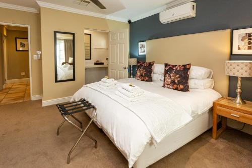 Pictures Guest House — 5-Star Luxury Hotel in Oudtshoorn, South Africa