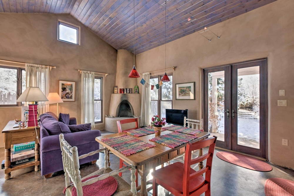 Unique Casita w Kiva Fireplace: 11 Mi to Taos Ski — hotel in Arroyo Seco