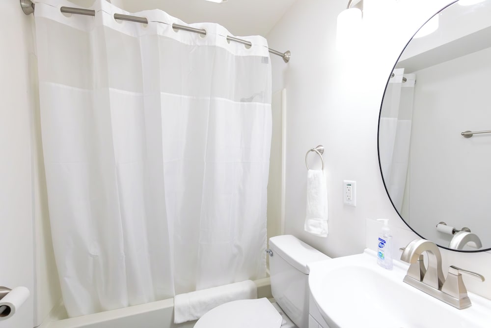 Anchor Bay Inn and Suites - photo 43