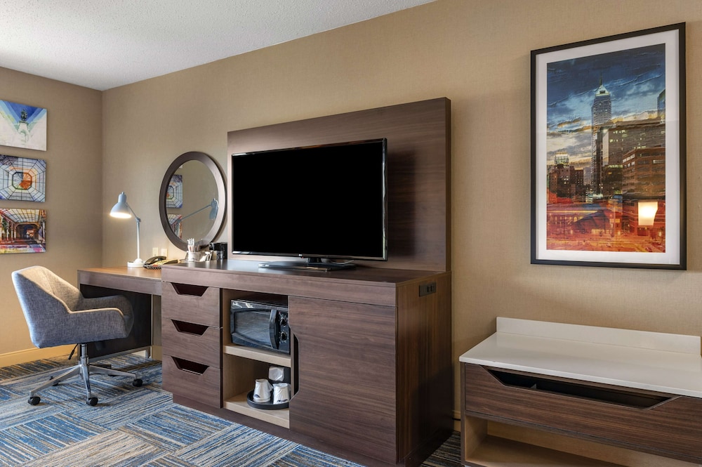 Hampton Inn Greenfield - photo 28