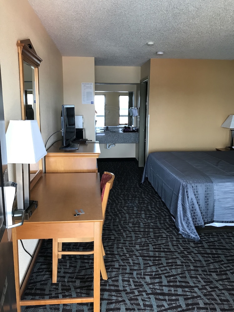 Carolina Inn & Suites of Lake Norman - photo 12