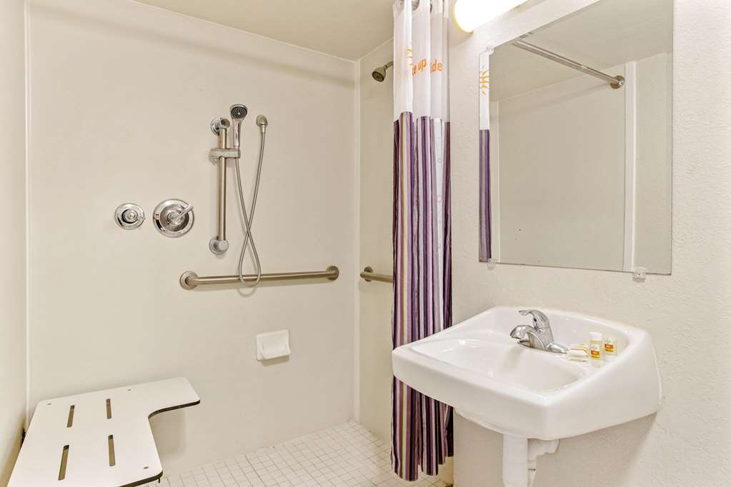 La Quinta Inn Tampa Bay Pinellas Park Clearwater - photo 32