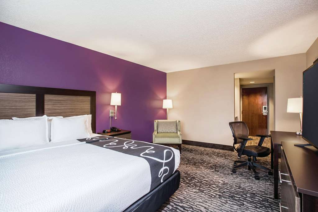 La Quinta Inn & Suites by Wyndham Clearwater South - photo 19