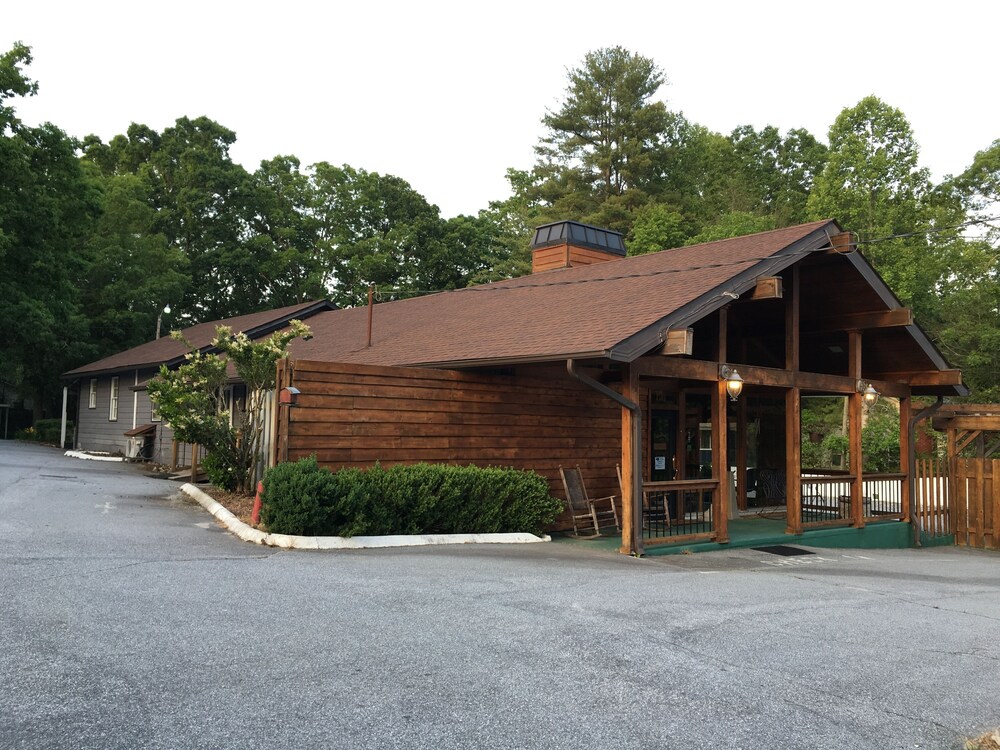 CedarWood Inn - photo 101