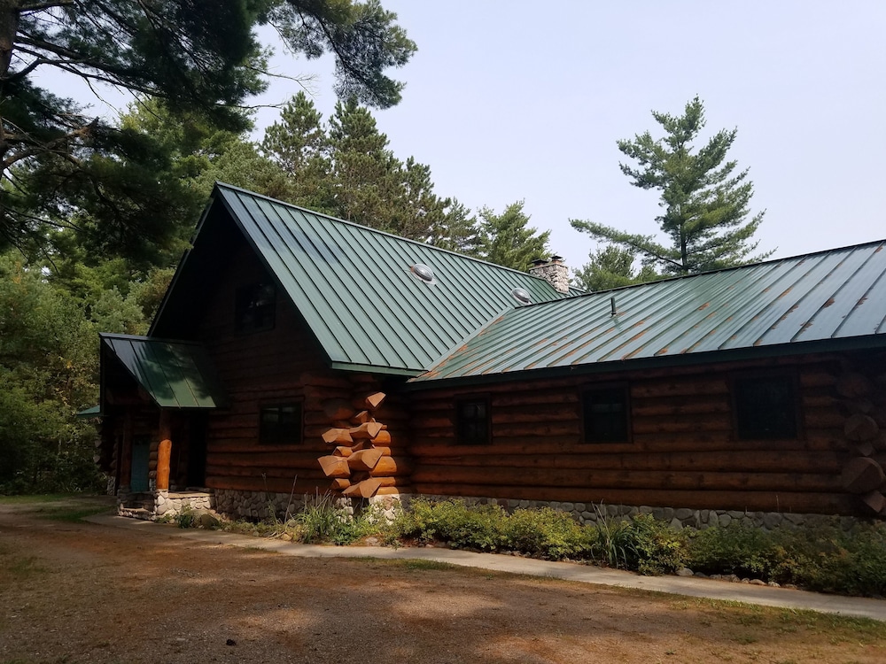 Katherine Lake Lodge — 4-Star Luxury Hotel in Hazlehurst, United States