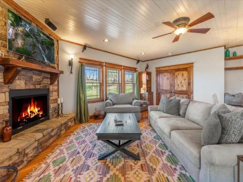 Blue Ridge Cottage Downtown Blue Ridge Cottage Rental Game Room Pet Friendly Walk to Dining and Shopping — 4-Star Luxury Hotel in Blue Ridge, United States