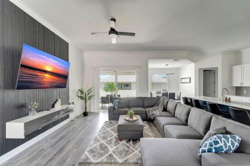 Modern luxe getaway for families near Siesta Key — hotel in Osprey