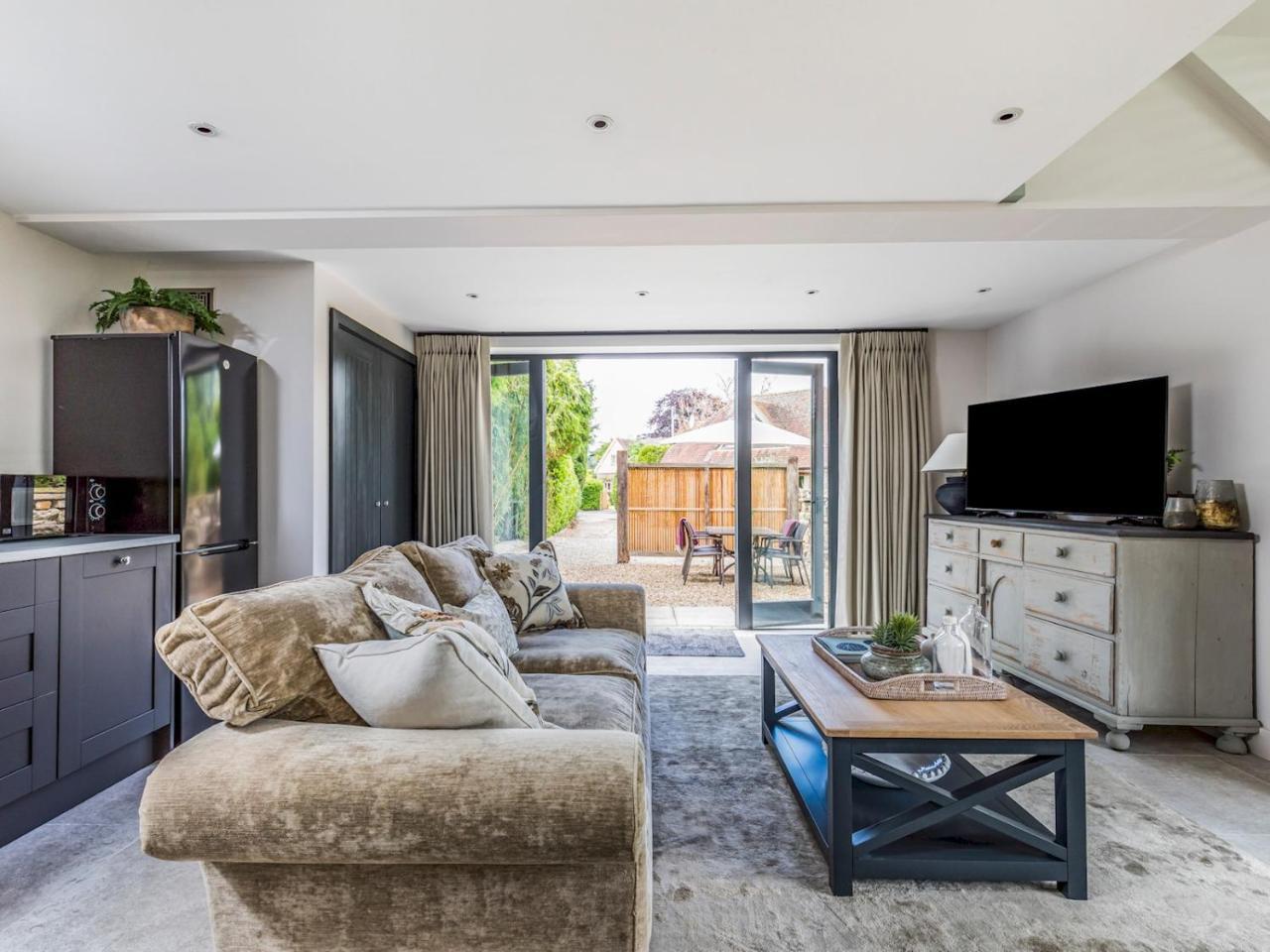 Peaceful And Beautiful Barn in Downland Village Pass the Keys in Chichester, United Kingdom