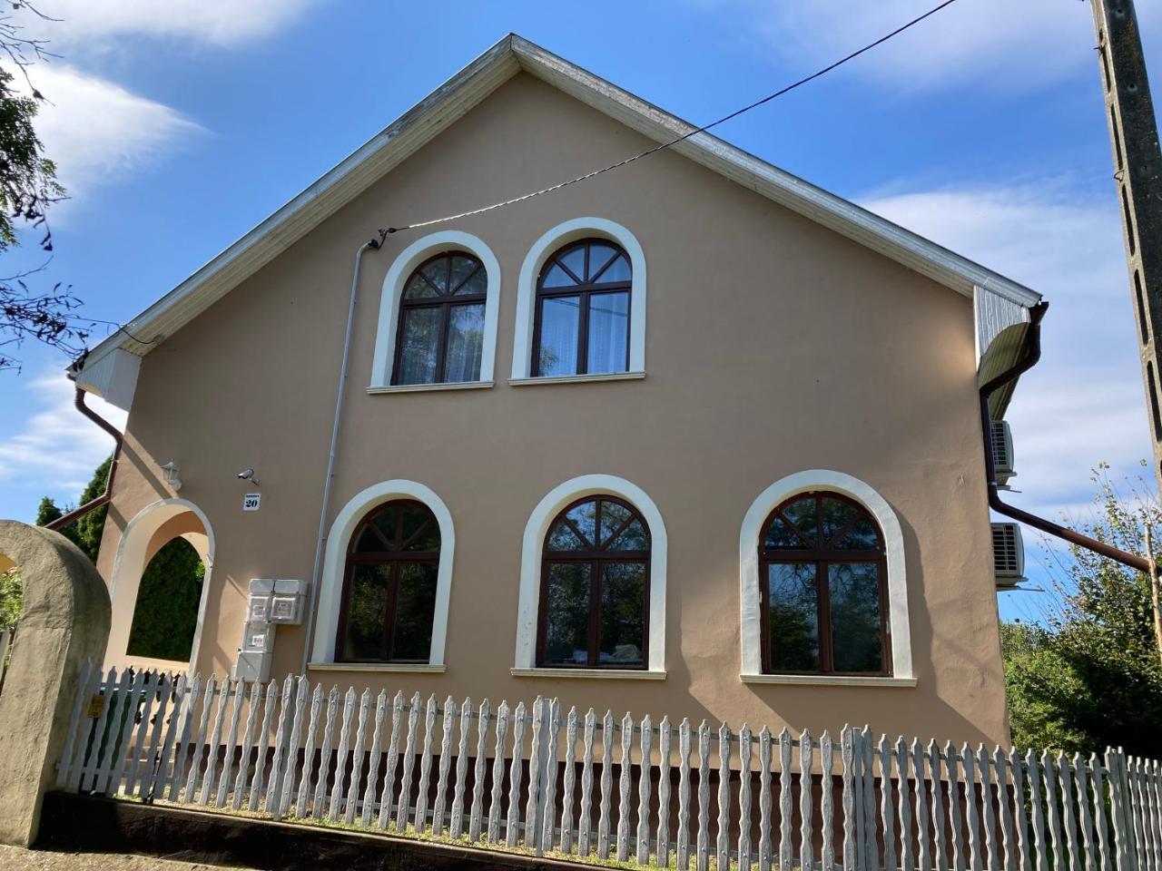 Tisza Holtág Apartman Tiszadada — hotel in Tiszadada