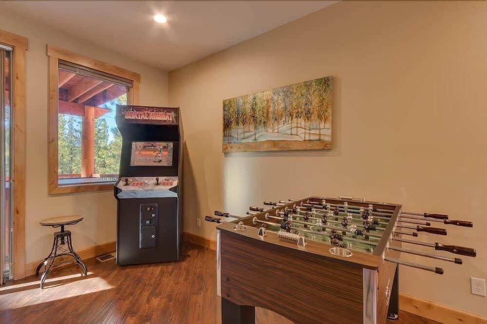 Big Bear Lodge Six Bedroom Home — 4-Star Luxury Hotel in South Lake Tahoe, United States