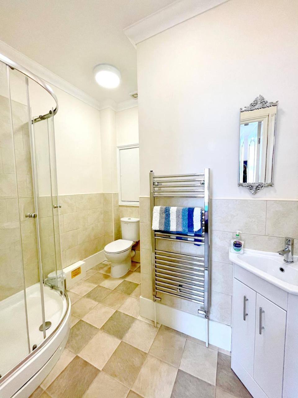 Stylish apartment with free parking lift & views