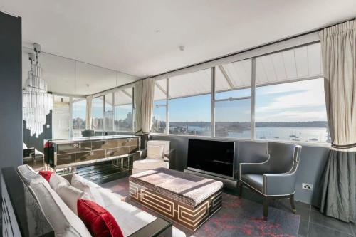 Luxury 1 Bedroom Apt with Harbour Views & Parking — 4-Star Luxury Hotel in Sydney, Australia