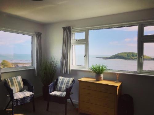 Sea Spirit Sweeping Sea Views first floor spacious modern apartment in Looe with FREE parking — 4-Star Luxury Hotel in Looe, United Kingdom