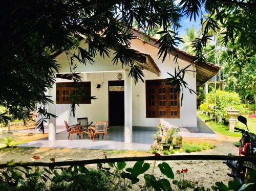 Lucky mongrooves - carbon neutral hotel in Weligama