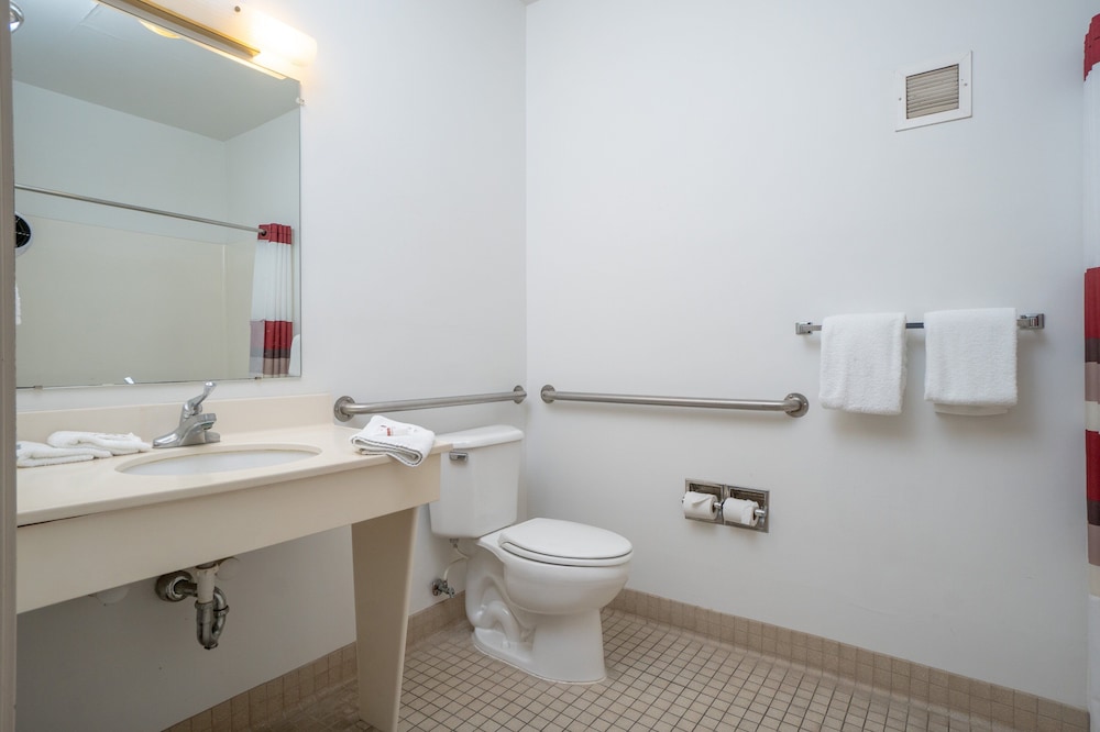 Red Roof Inn & Suites Indianapolis Airport - photo 30