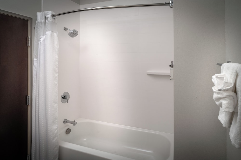 Holiday Inn Express and Suites Fairmont by IHG - photo 34