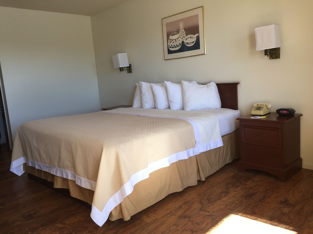 Days Inn by Wyndham Kingman West - photo 4