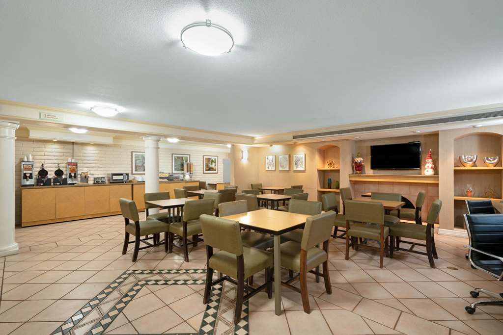 La Quinta Inn by Wyndham Phoenix Sky Harbor Airport - photo 40