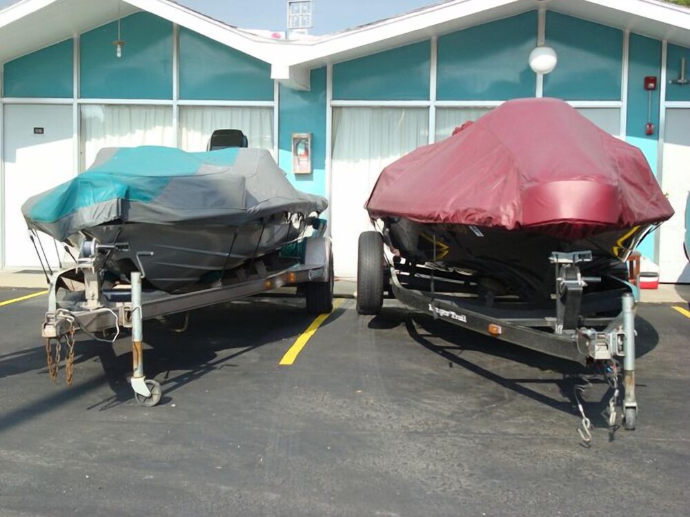 Gray Plaza Motel - photo 13