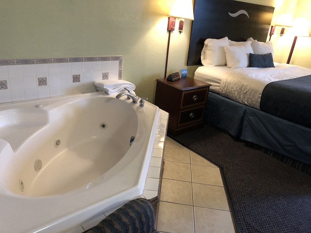 Days Inn & Suites by Wyndham Youngstown Girard Ohio - photo 11
