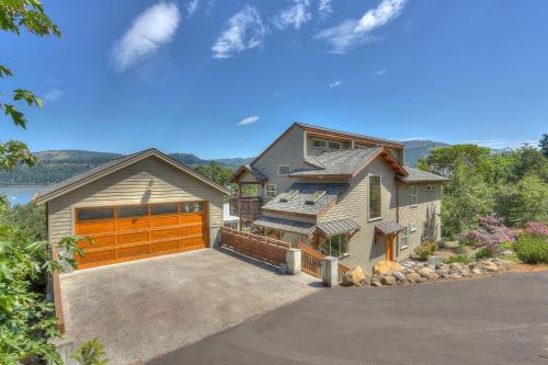 Hutson's Bridgeview House with HotTub & Huge Walk in Shower 30 day min home — 4-Star Luxury Hotel in Hood River, United States