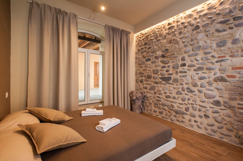 La Bellavita Del Garda Luxury Apartments — 4-Star Luxury Hotel in San Felice Del Benaco, Italy