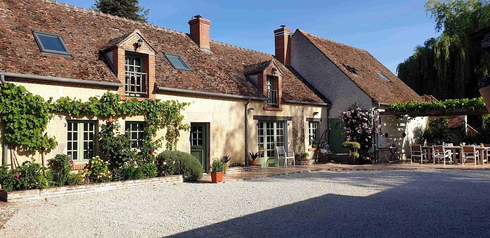 Maison Cerviña — 4-Star Luxury Hotel in Chateauneuf-Sur-Loire, France