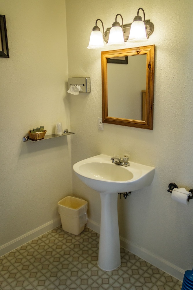 Green Gables Motel & Suites - photo 45