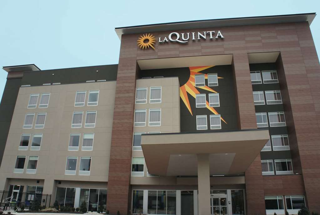 La Quinta Inn & Suites by Wyndham Oklahoma City Airport - photo 2
