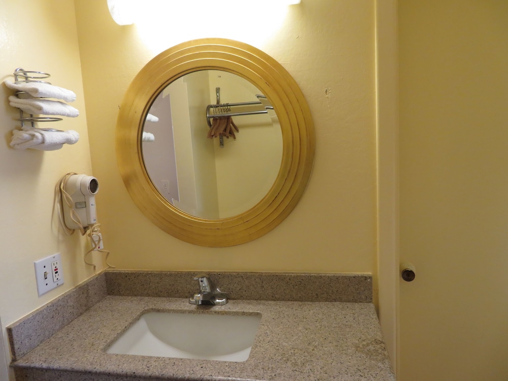 Royal Crest Motel - photo 22