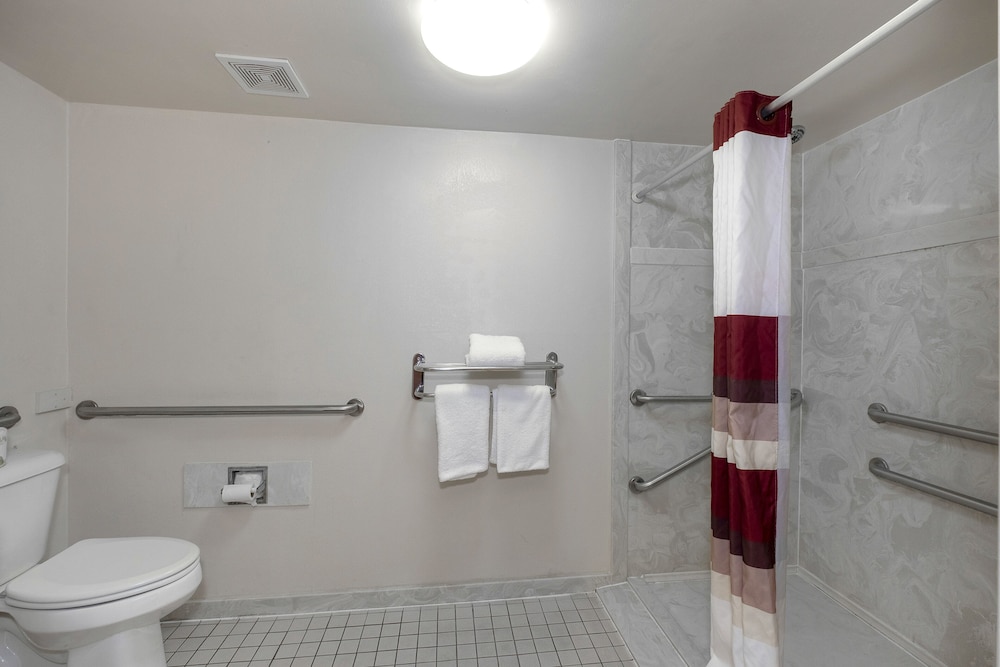 Red Roof Inn & Suites Oxford - photo 13