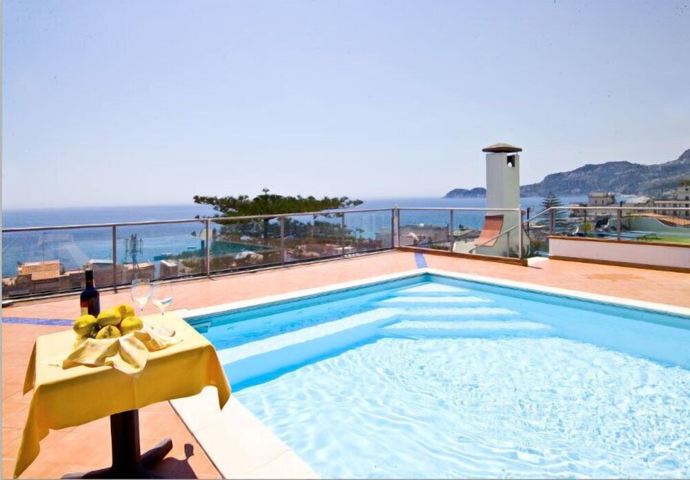 Hotel delle Palme — hotel in Letojanni