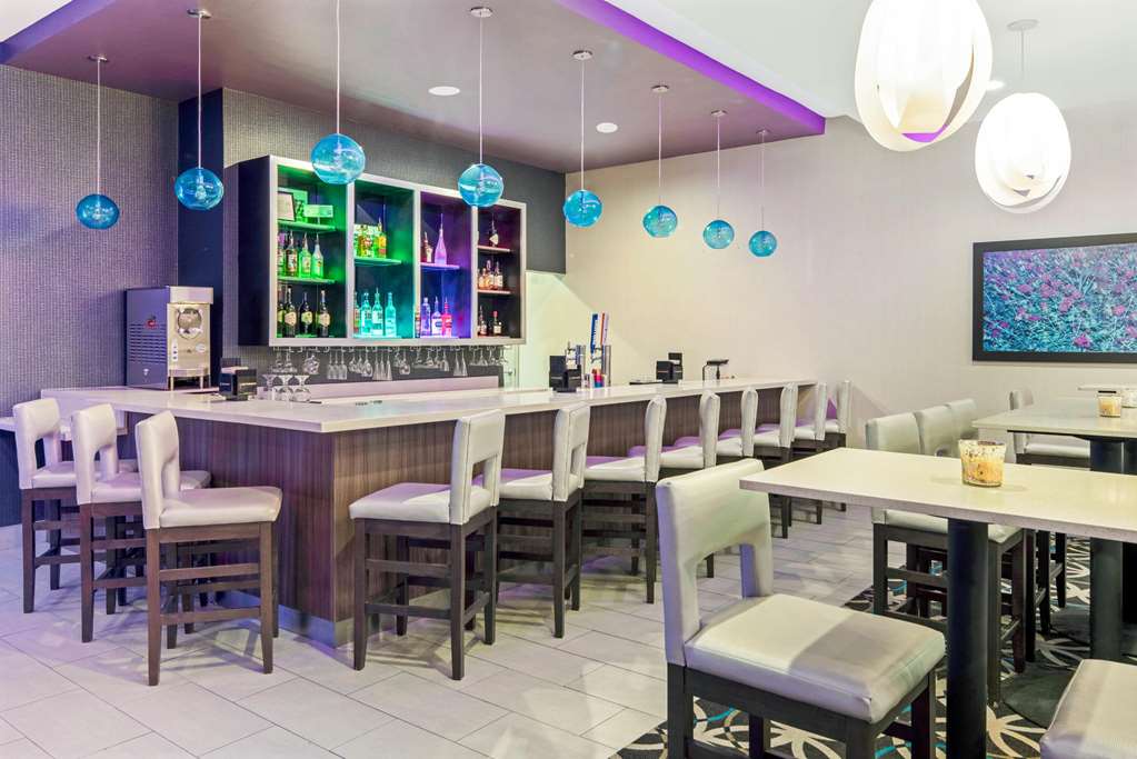 La Quinta Inn & Suites by Wyndham McAllen La Plaza Mall - photo 37