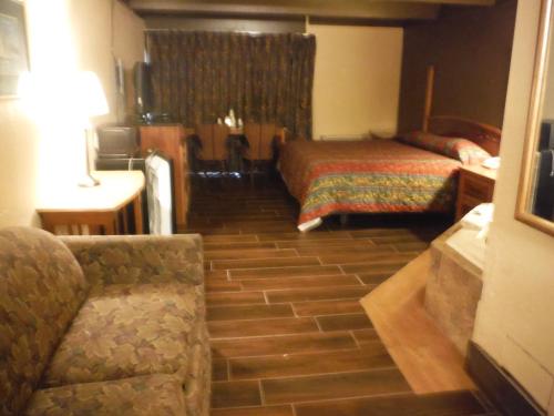 Budgetel Inn & Suites Hotel - photo 4