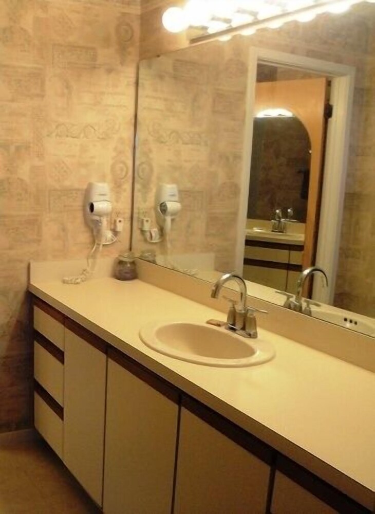 Hibiscus Oceanfront Resort - photo 23