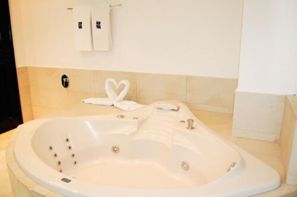 Jetted tub