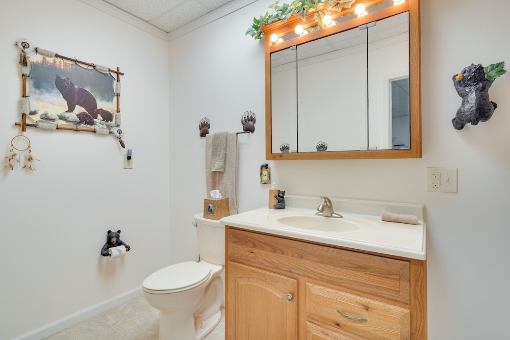 Hendersonville Retreat w Mtn Views & Deck — hotel in Hendersonville