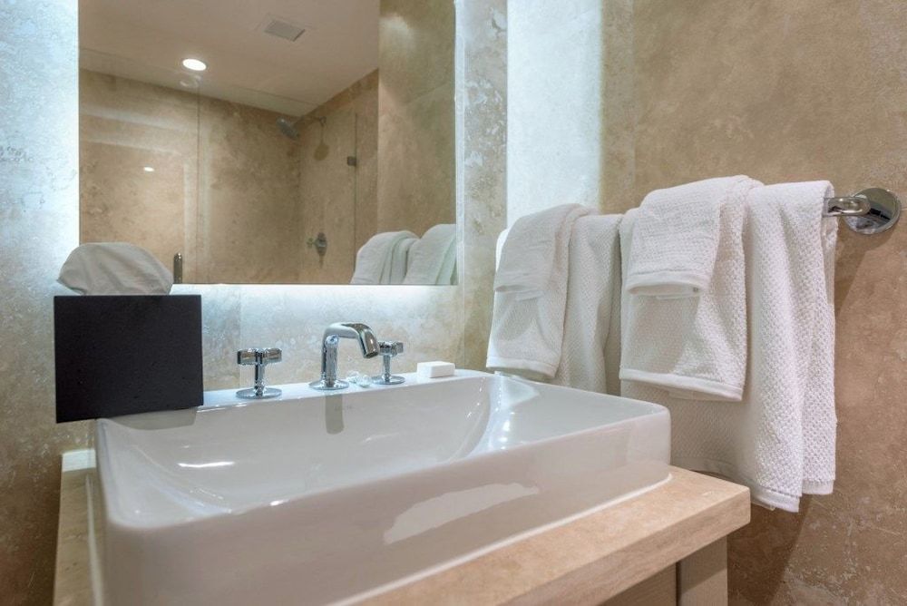 5 Star Hotel 2 2.5 Beachfront Unit 915 2 Bedroom Condo - photo 10