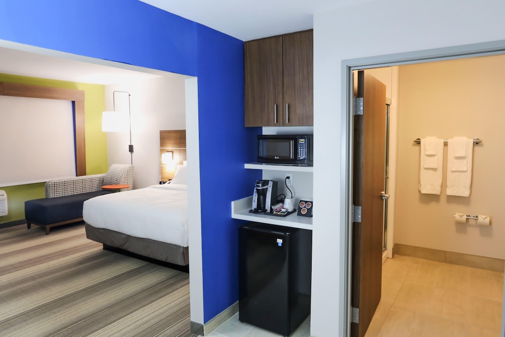 Holiday Inn Express & Suites Houston IAH Beltway 8 by IHG - photo 18