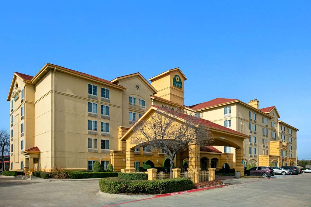 La Quinta Inn & Suites by Wyndham DFW Airport South Irving - photo 2