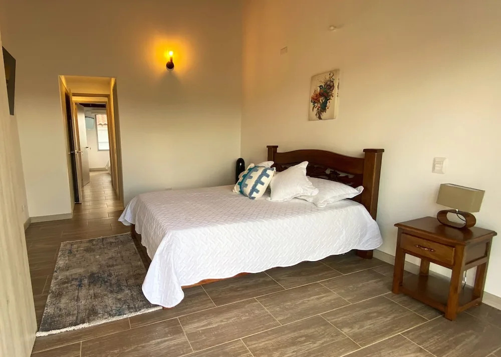 Casa Campestre en zona exclusiva con Jacuzzi a 10 min del aeropuerto 20 min parque del café WiFi parqueadero privado vigilancia 24 hrs y amplias zonas sociales — 4-Star Luxury Hotel in Armenia, Colombia