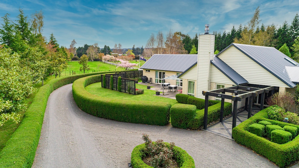 Ruapehu Country Lodge — 4-Star Luxury Hotel in Taupo, New Zealand