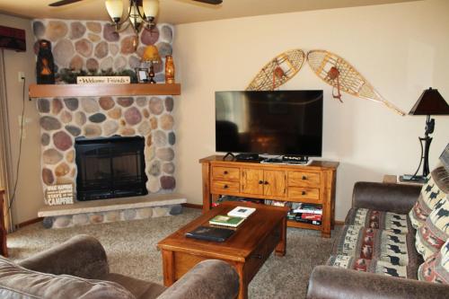 2 Bedroom Lower Duck Lake Condo — 4-Star Luxury Hotel in Eagle River, United States