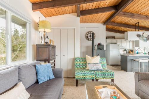Totally Beachin Getaway by AvantStay Waterfront - photo 12