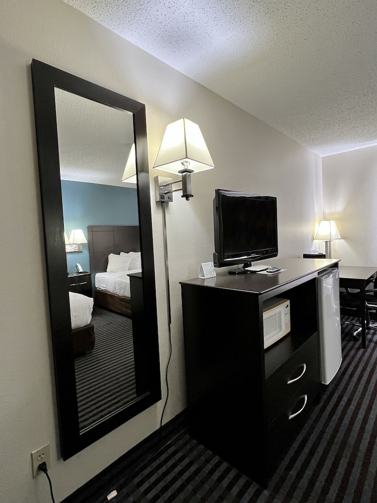 Reston Inn & Suites - photo 31