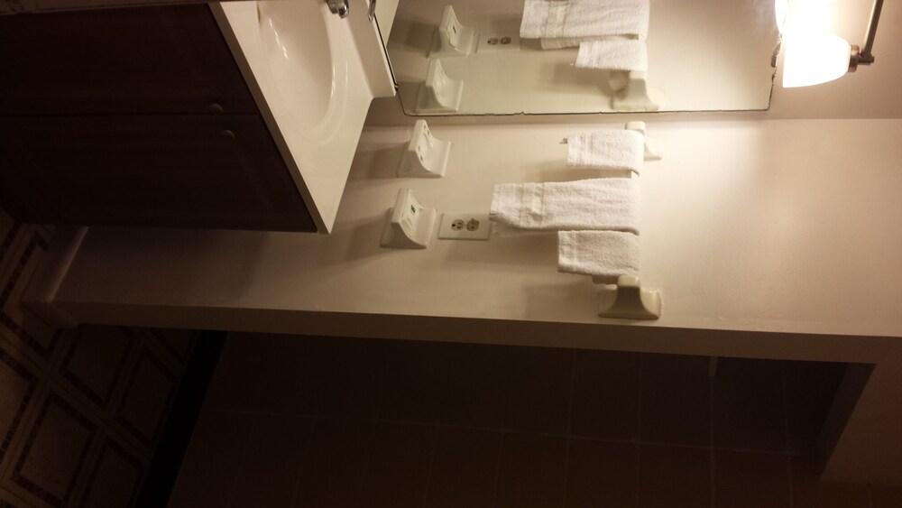Airport Motor Inn Lounge Package Store - photo 8